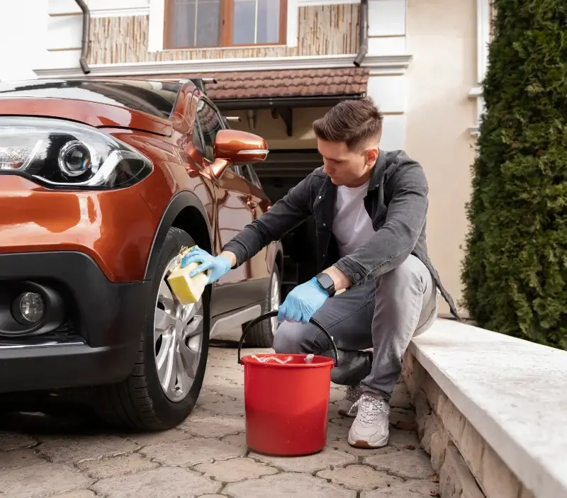 Lavage auto à domicile Écly : professionnel intervenant sur un véhicule